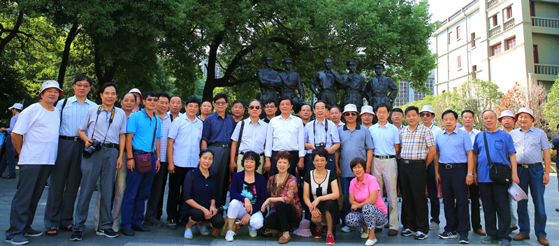 参观南昌起义纪念馆合影.jpg